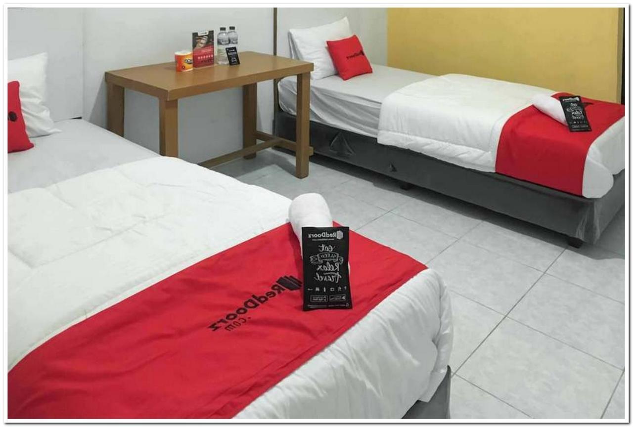 RedDoorz @ Simpang Pos Medan Exterior foto