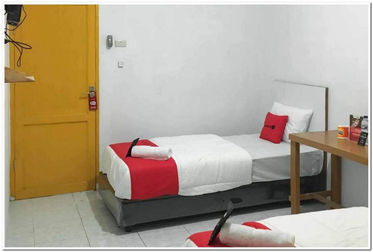 RedDoorz @ Simpang Pos Medan Exterior foto