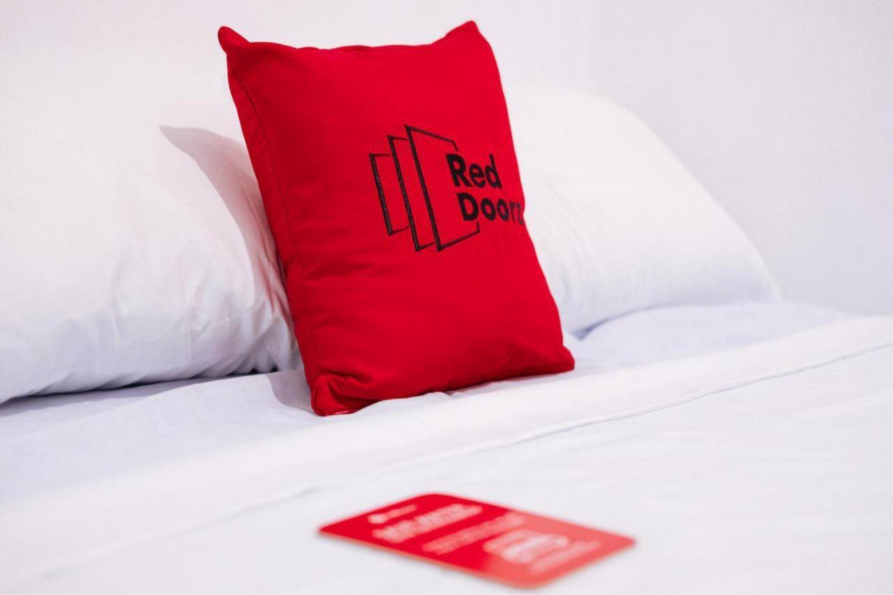 RedDoorz @ Simpang Pos Medan Exterior foto